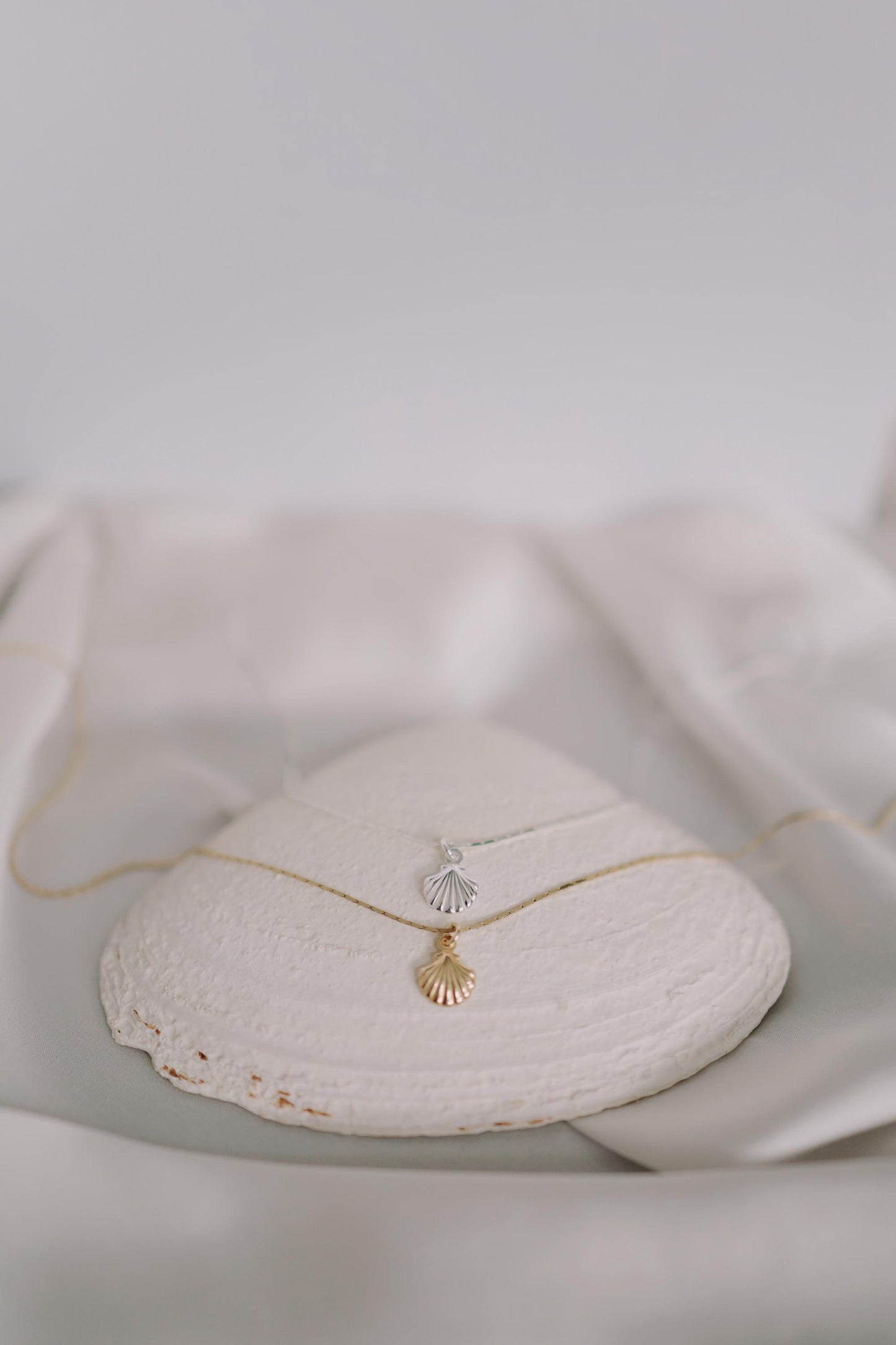 Feine Kette Gold mit Muschel Anhänger • 18K Gold Vermeil • MARÉE