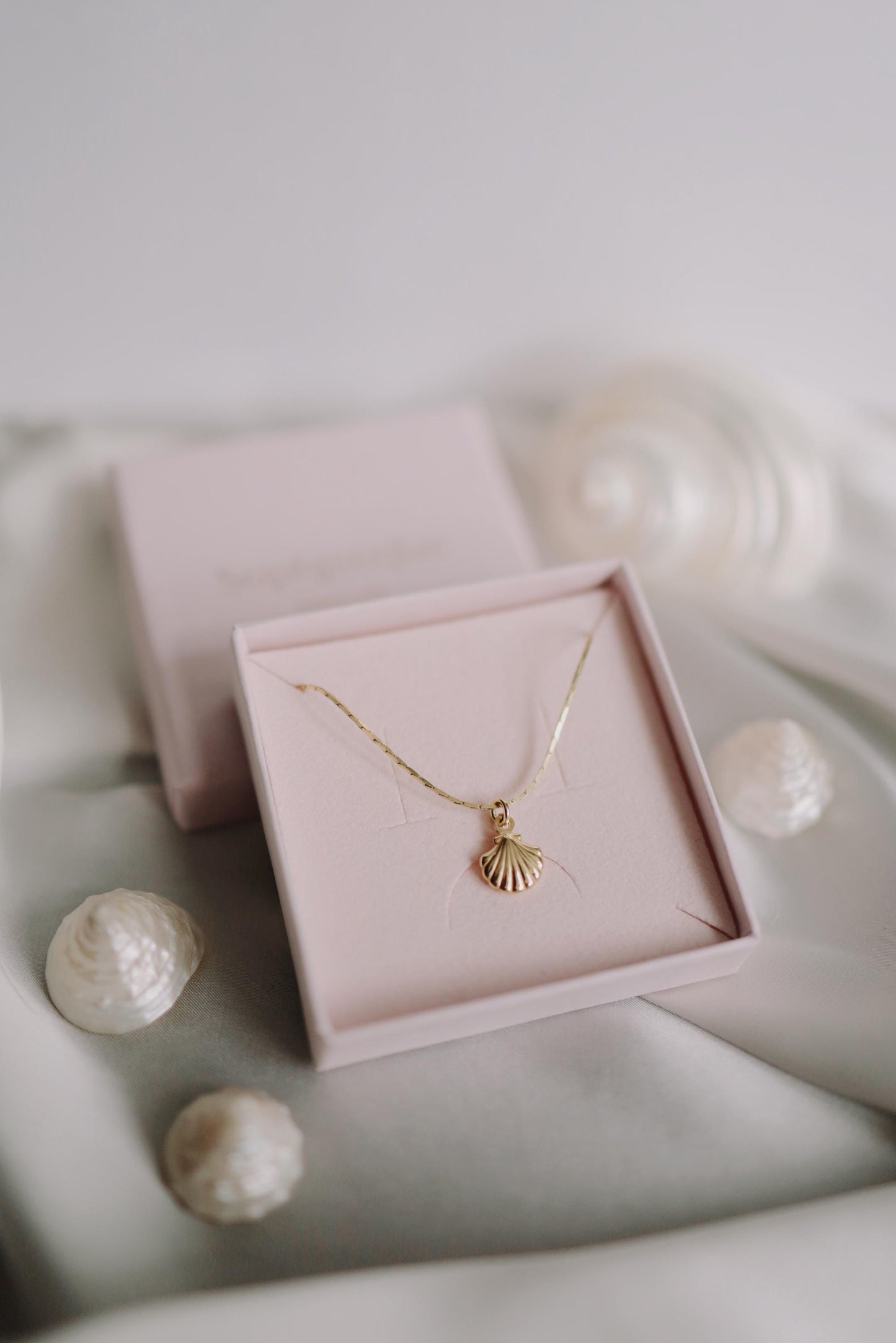 Feine Kette Gold mit Muschel Anhänger • 18K Gold Vermeil • MARÉE