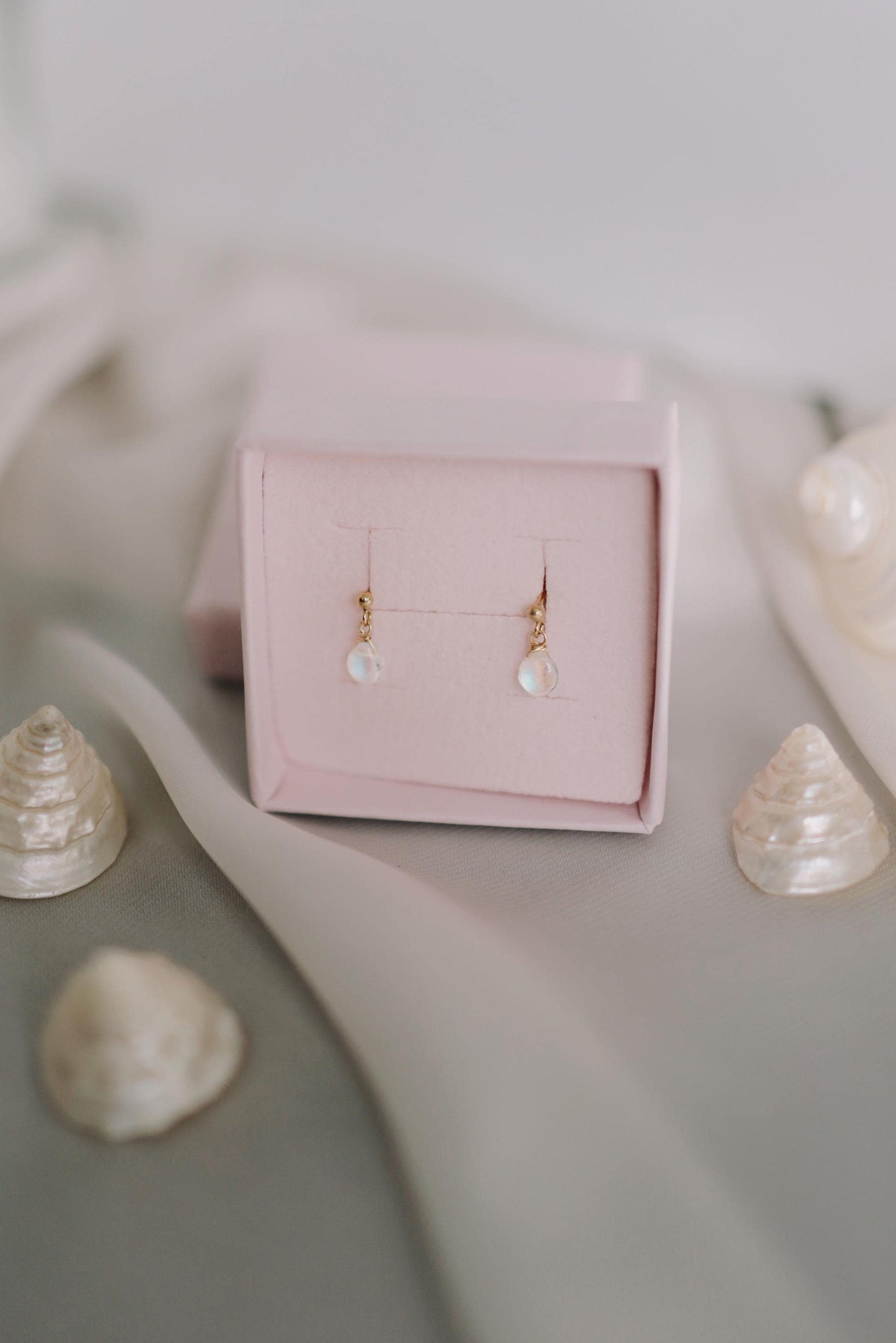 Zierliche Mondstein Ohrringe Gold • 14k Gold Filled • MINI MOONSTONE