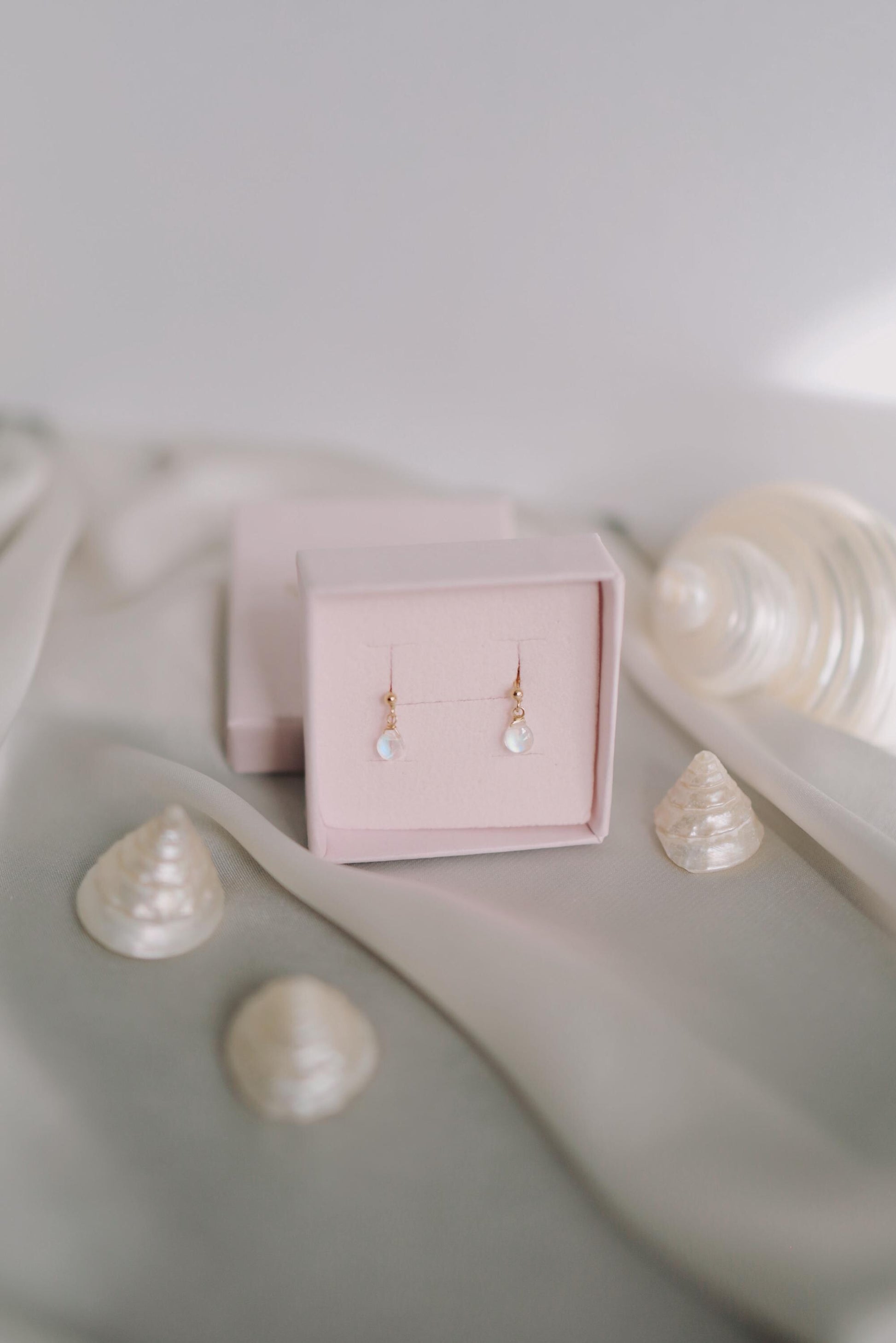 Zierliche Mondstein Ohrringe Gold • 14k Gold Filled • MINI MOONSTONE