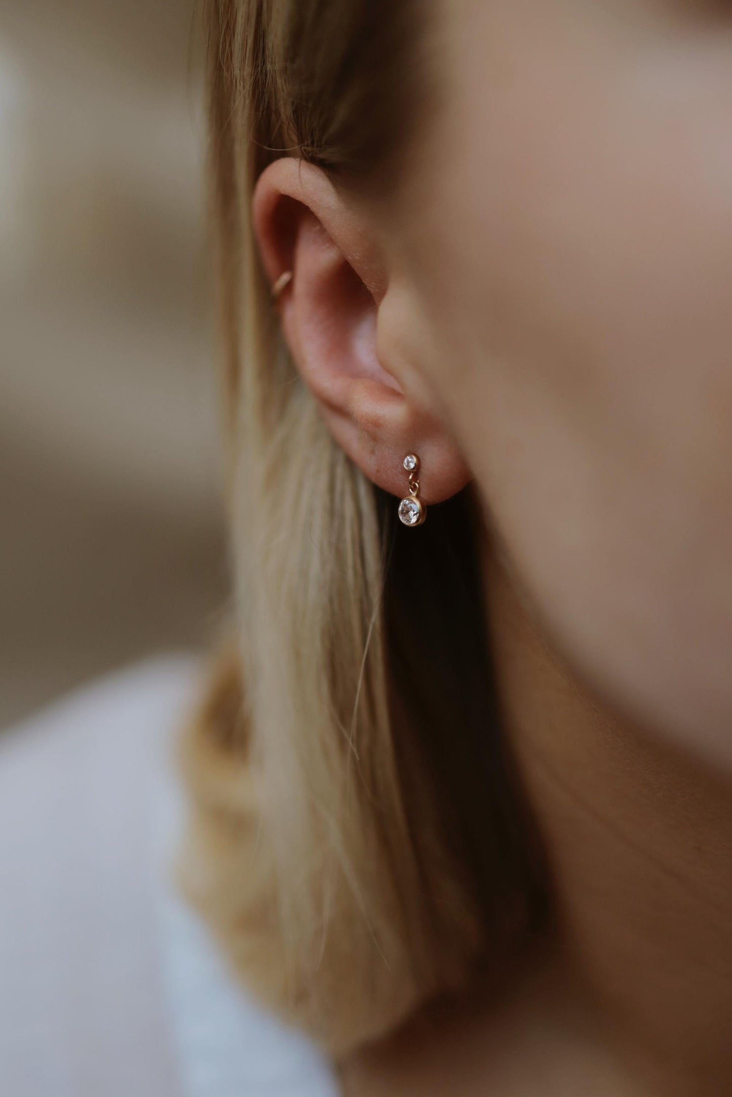 Minimalistische Diamant Hängeohrringe Gold • CZ Ohrringe • 14K Gold Filled • HANGING SPARKLE