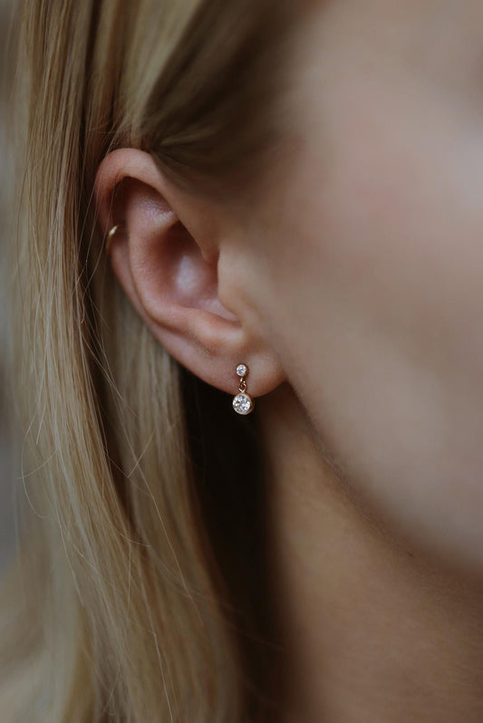 Minimalistische Diamant Hängeohrringe Gold • CZ Ohrringe • 14K Gold Filled • HANGING SPARKLE