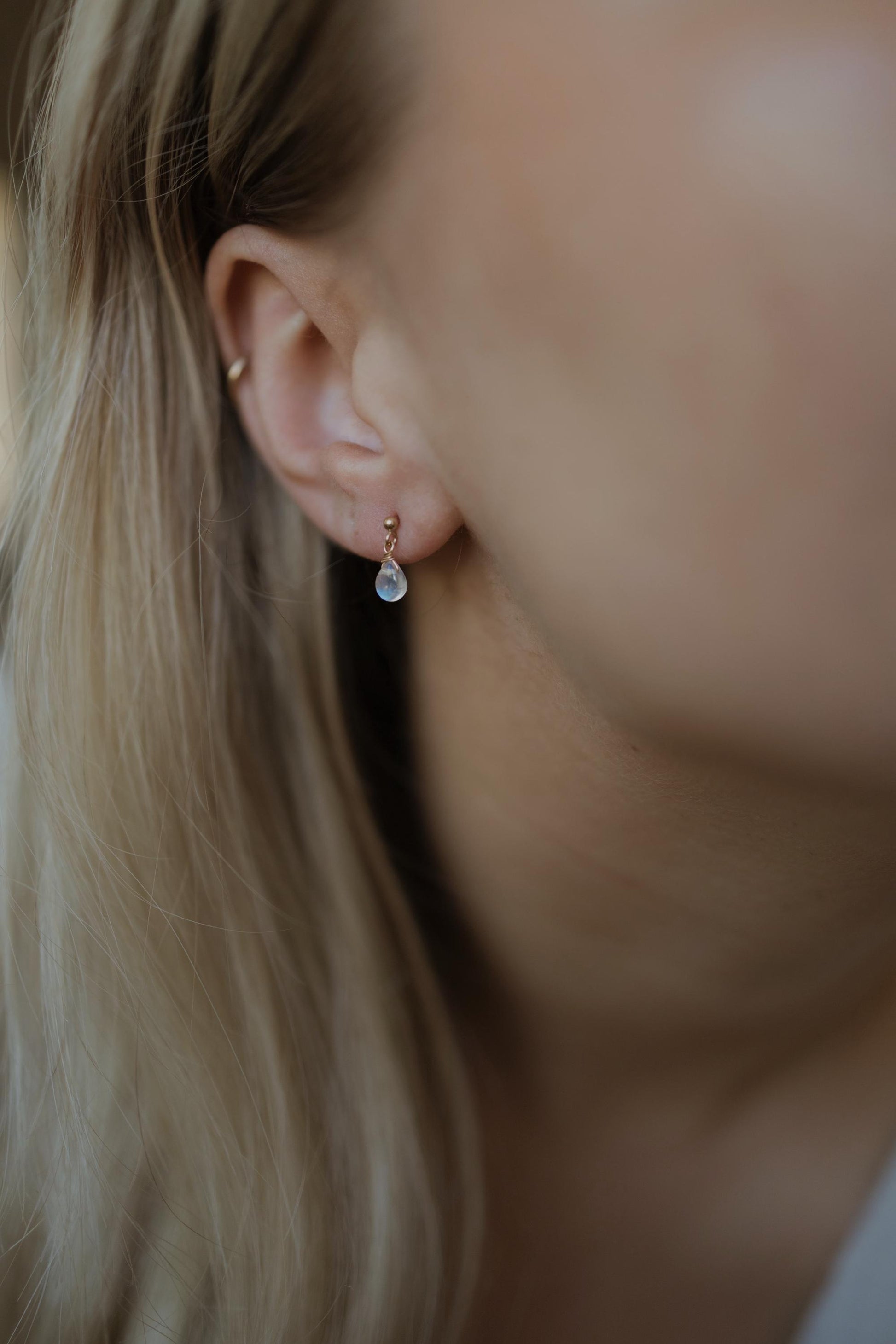 Zierliche Mondstein Ohrringe Gold • 14k Gold Filled • MINI MOONSTONE