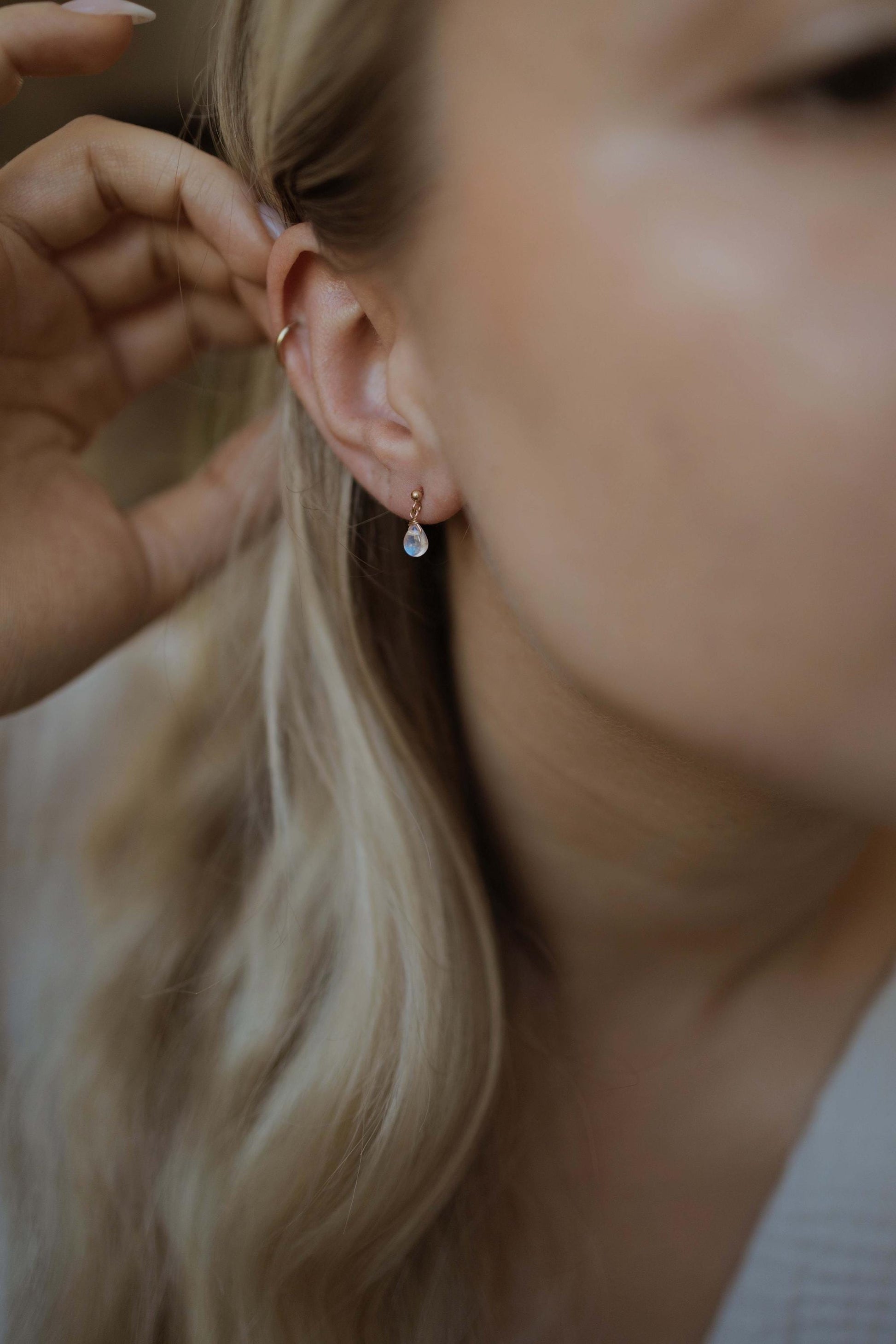 Zierliche Mondstein Ohrringe Gold • 14k Gold Filled • MINI MOONSTONE