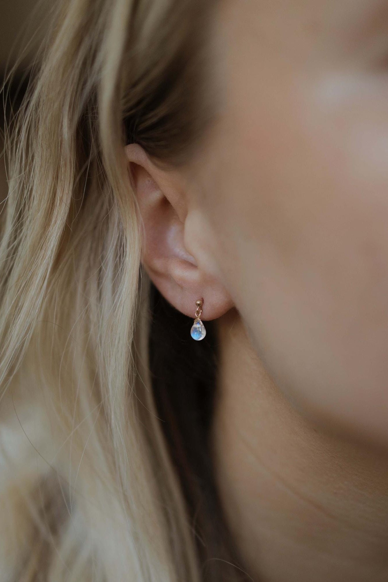 Zierliche Mondstein Ohrringe Gold • 14k Gold Filled • MINI MOONSTONE