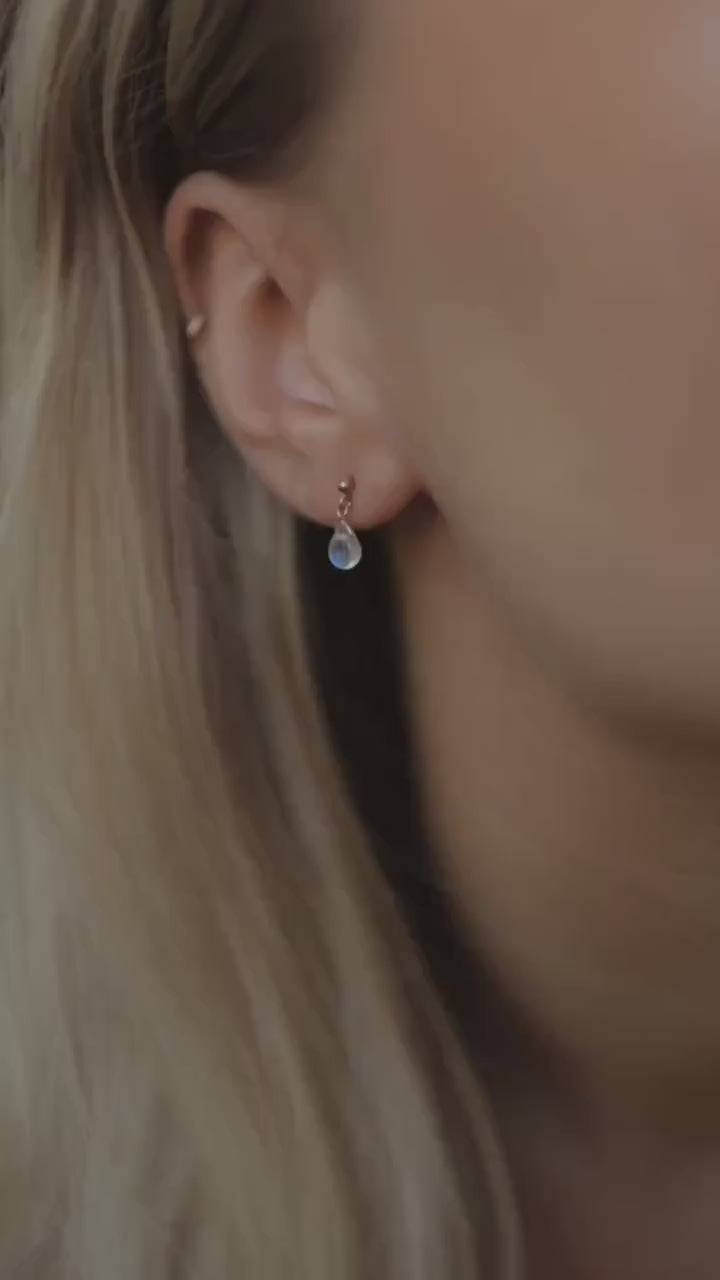 Zierliche Mondstein Ohrringe Gold • 14k Gold Filled • MINI MOONSTONE