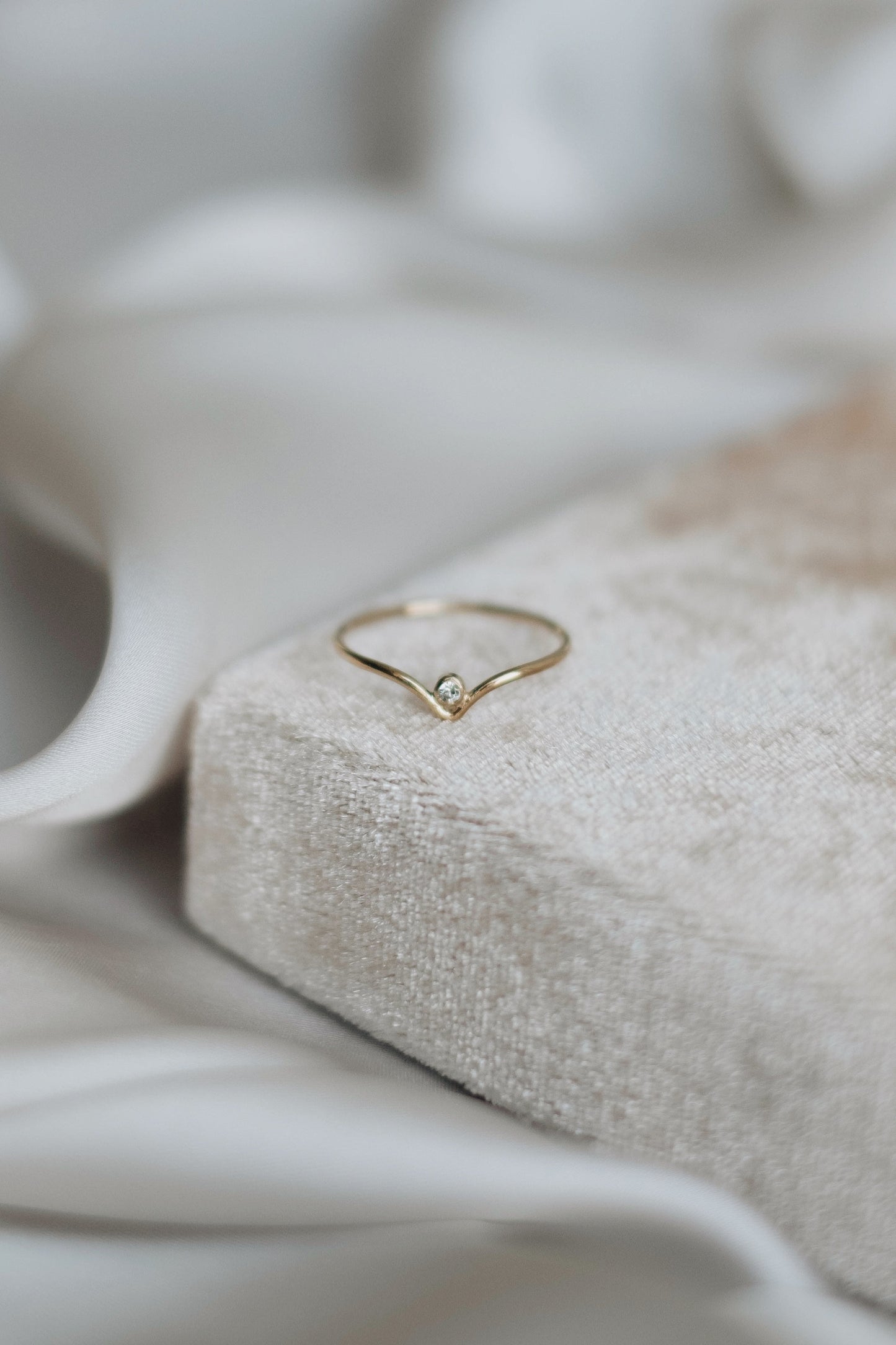 Zarter Chevron Ring Gold mit Zirkonia • 14k Gold Filled