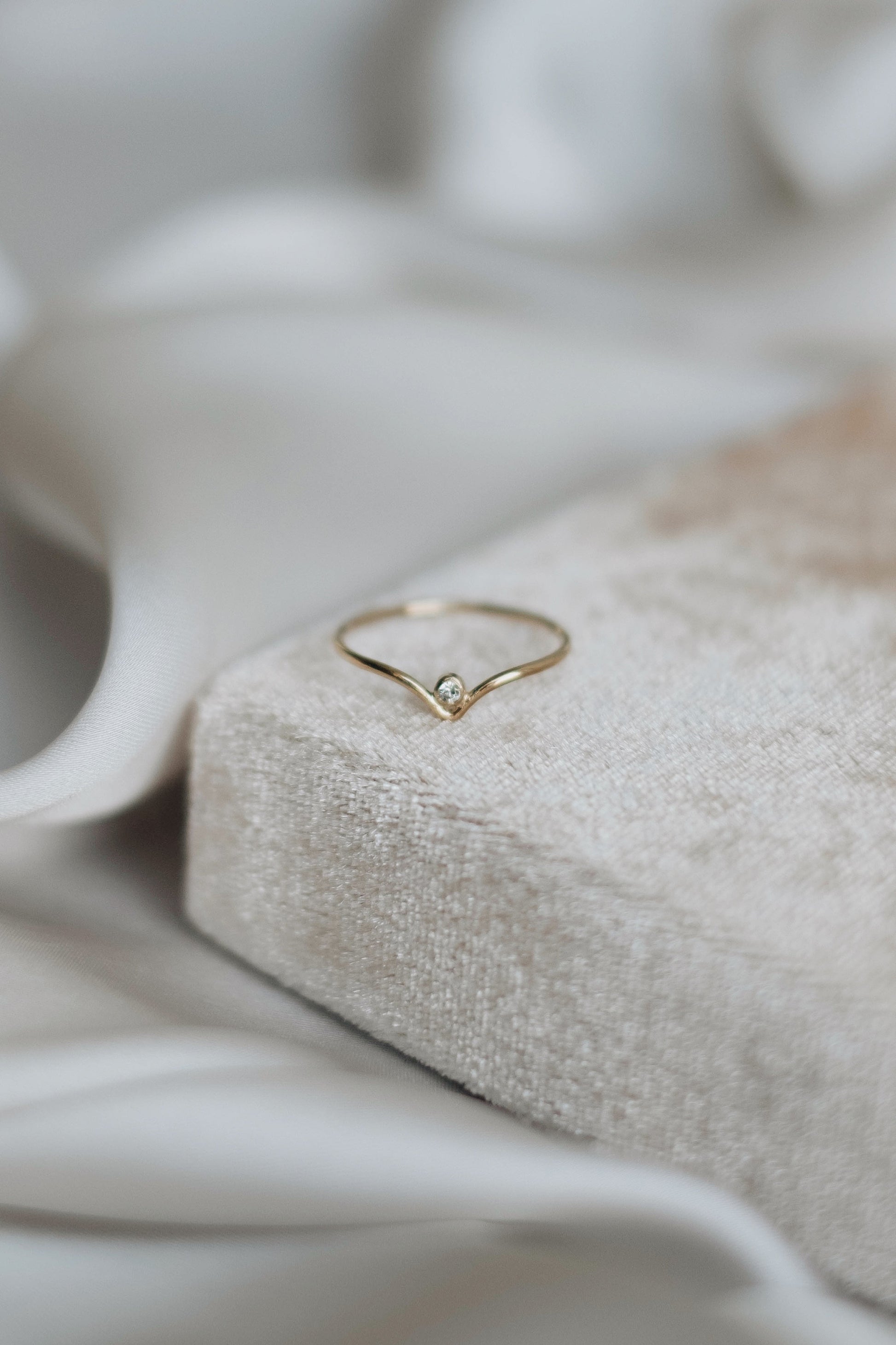 Zarter Chevron Ring Gold mit Zirkonia • 14k Gold Filled