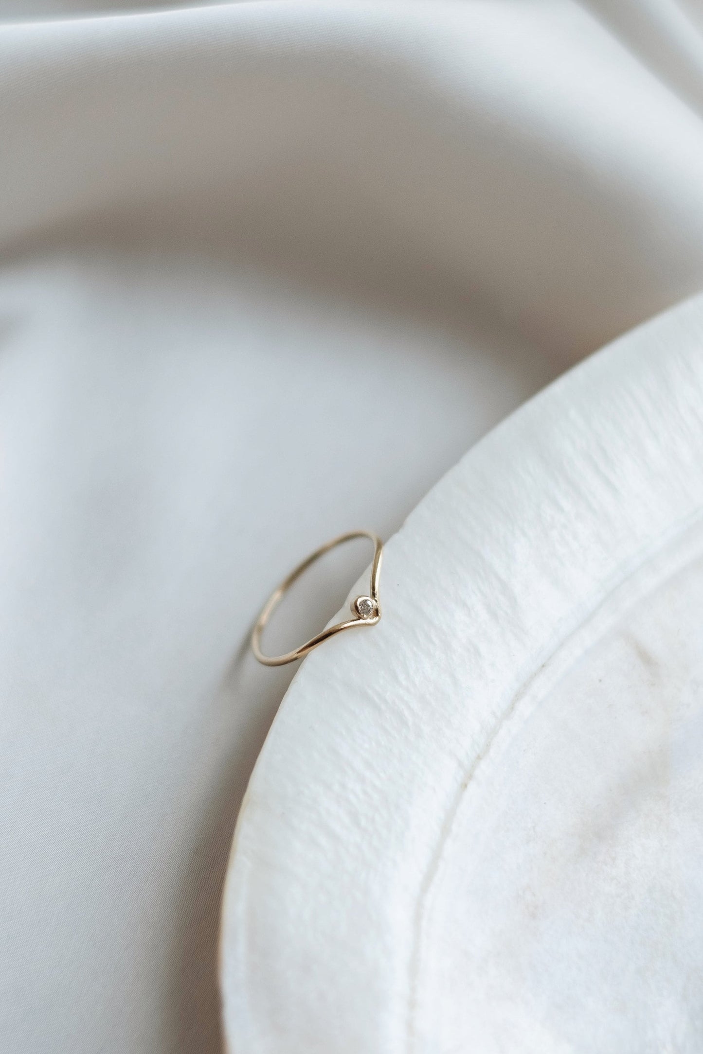 Zarter Chevron Ring Gold mit Zirkonia • 14k Gold Filled