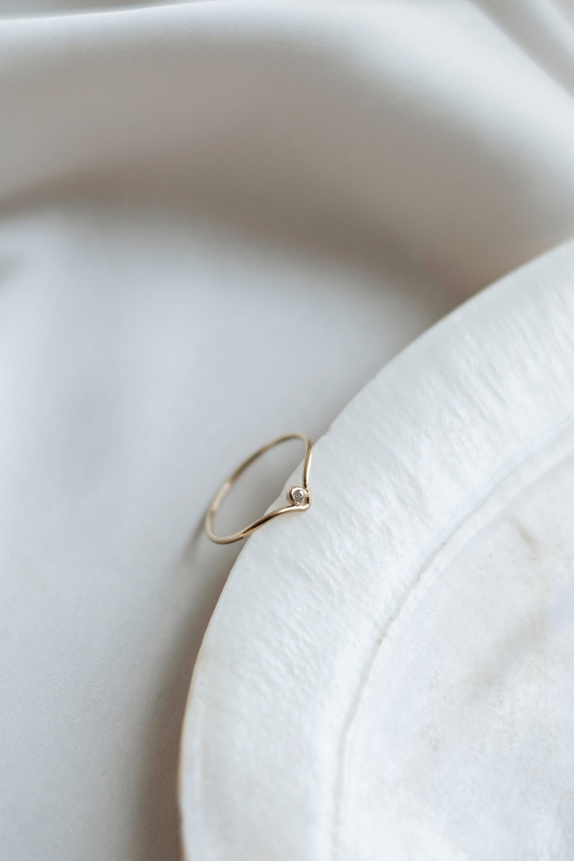 Zarter Chevron Ring Gold mit Zirkonia • 14k Gold Filled