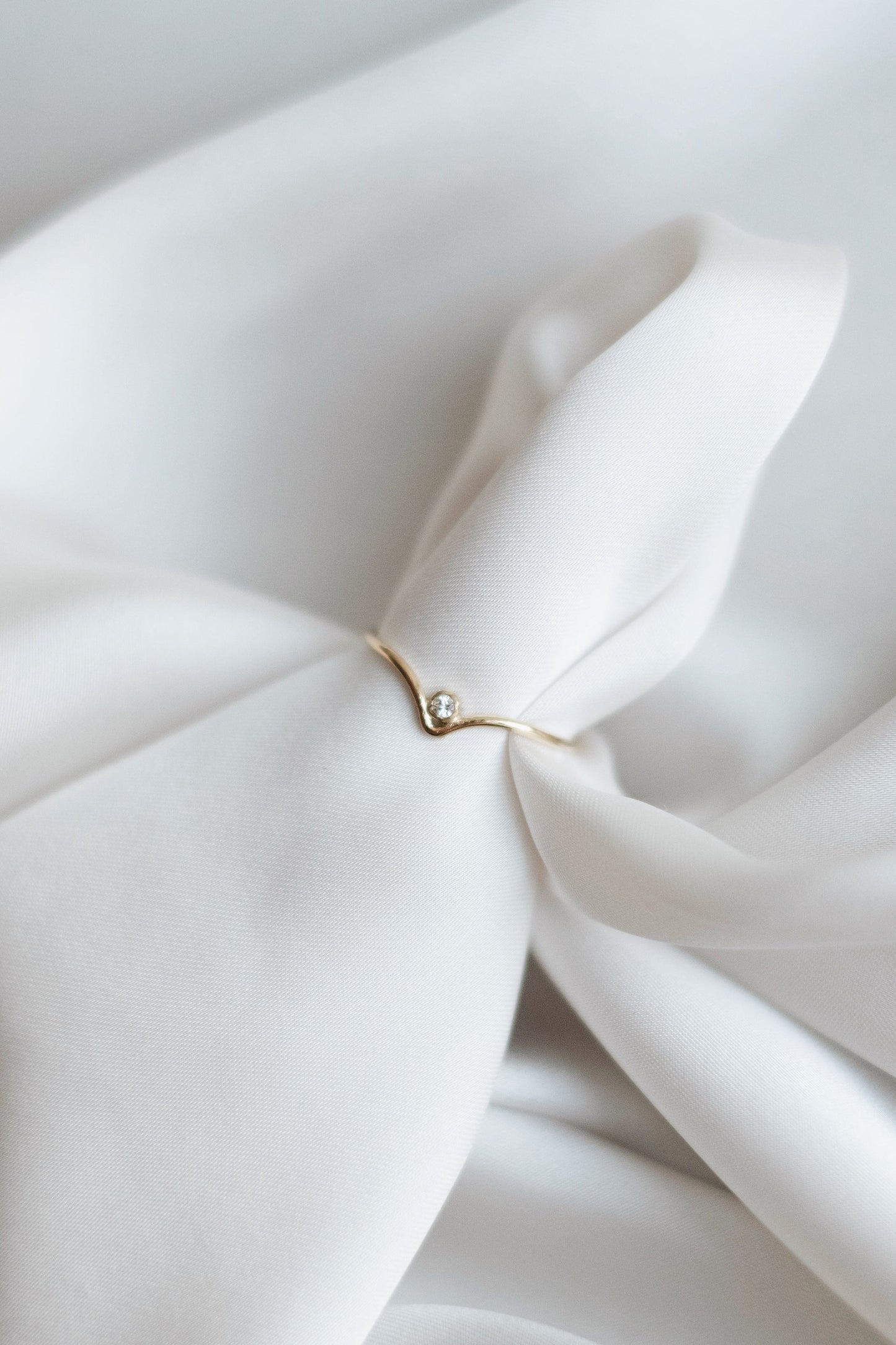 Zarter Chevron Ring Gold mit Zirkonia • 14k Gold Filled