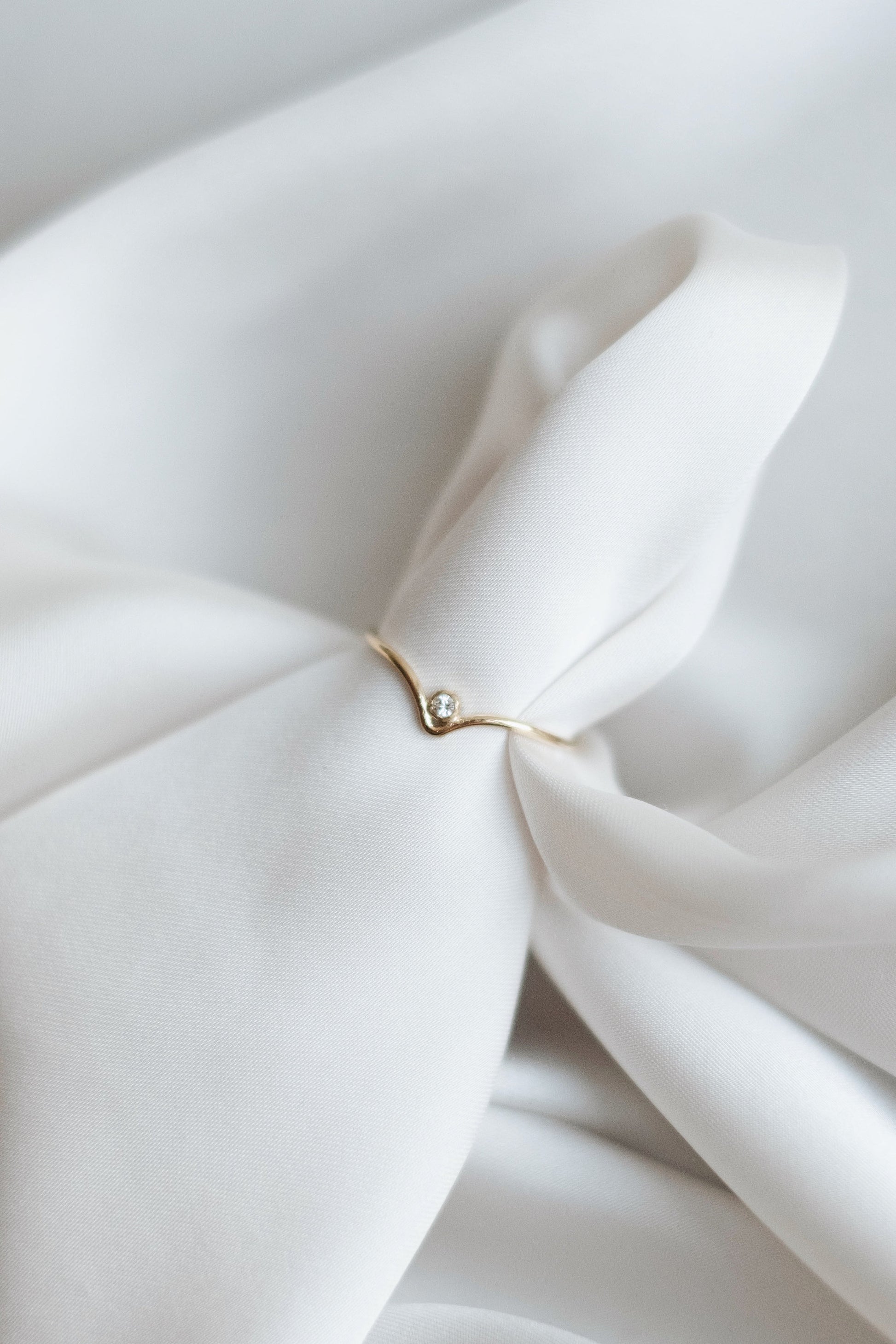 Zarter Chevron Ring Gold mit Zirkonia • 14k Gold Filled