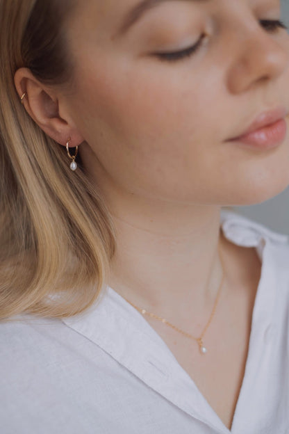Zierliche Creolen Gold mit Perle • 14k Gold Filled • 14mm • LOU