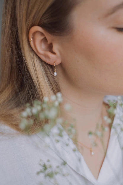 Zierliche Creolen Gold mit Perle • 14k Gold Filled • 14mm • LOU