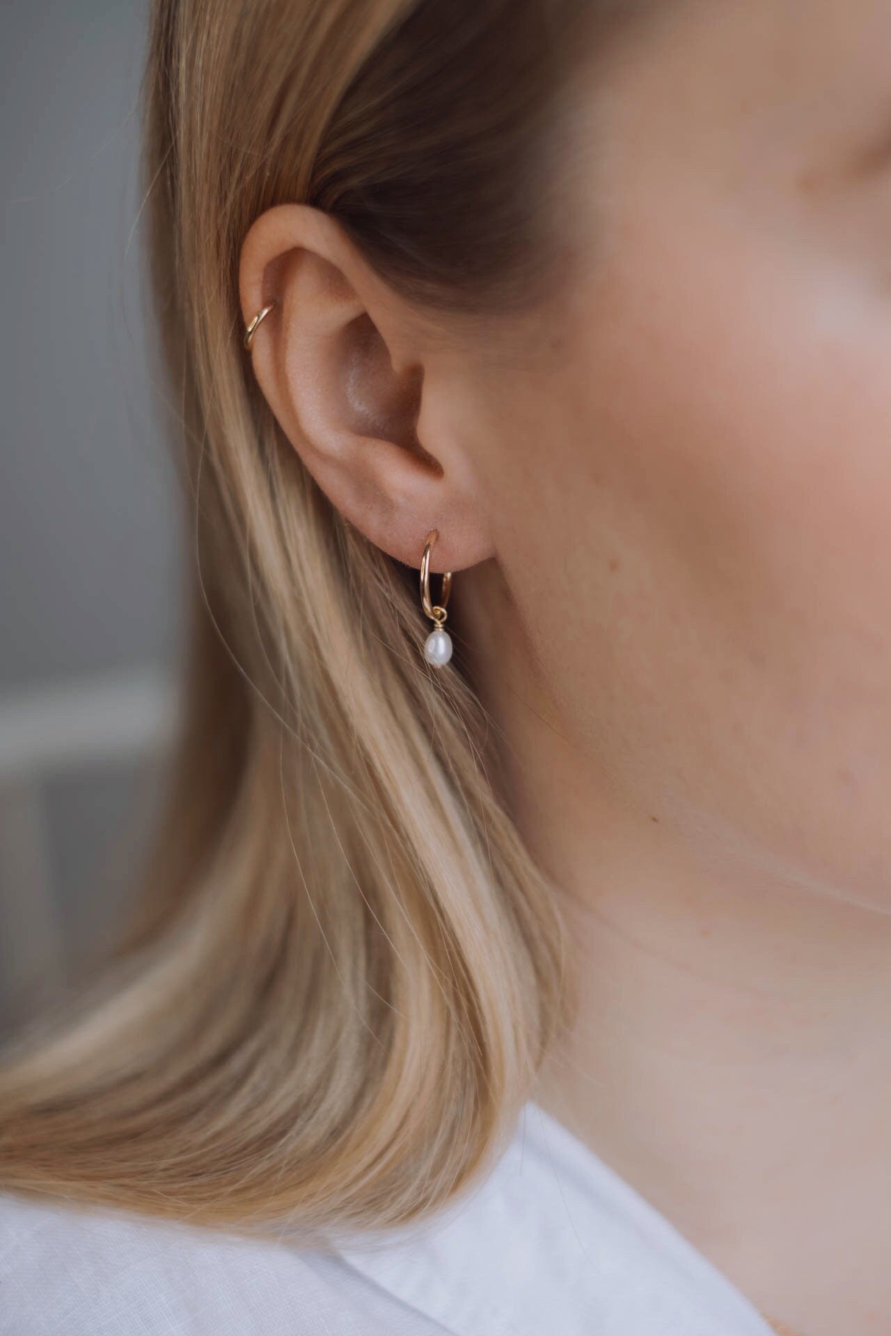 Zierliche Creolen Gold mit Perle • 14k Gold Filled • 14mm • LOU