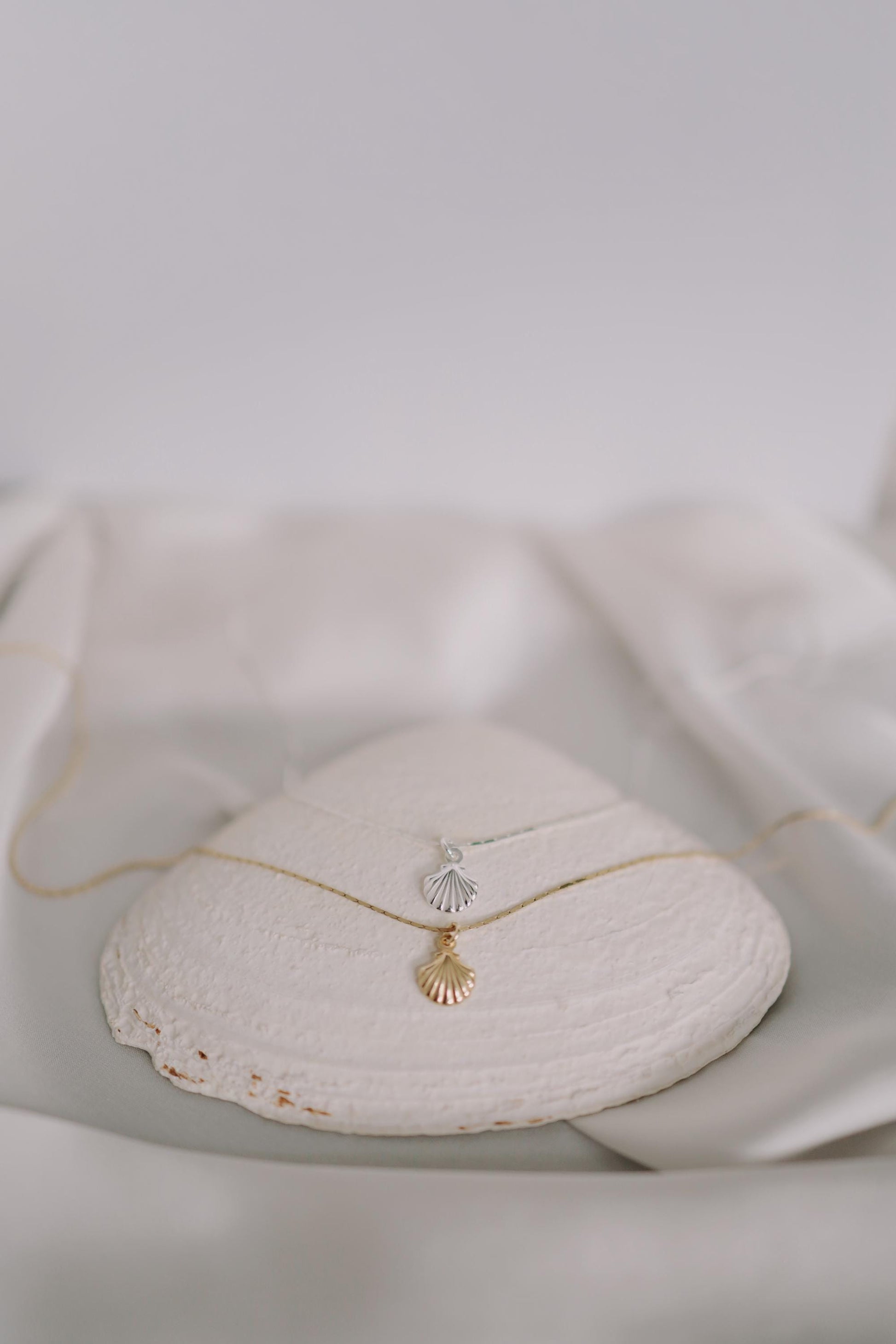 Feine Kette Gold mit Muschel Anhänger • 18K Gold Vermeil • MARÉE
