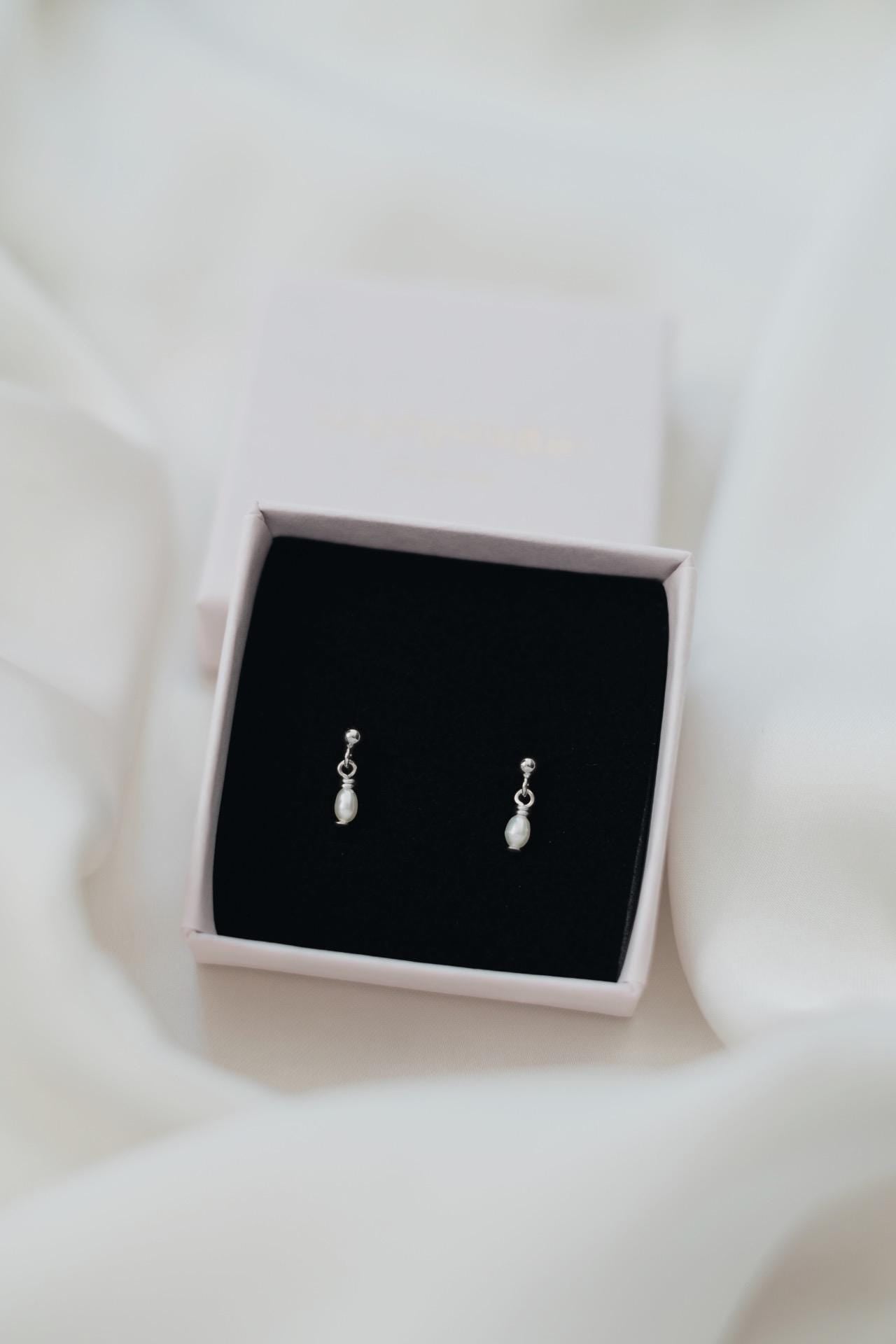 Winzige Perlen Ohrringe Hängend Silber • 925 Silber • TILLY