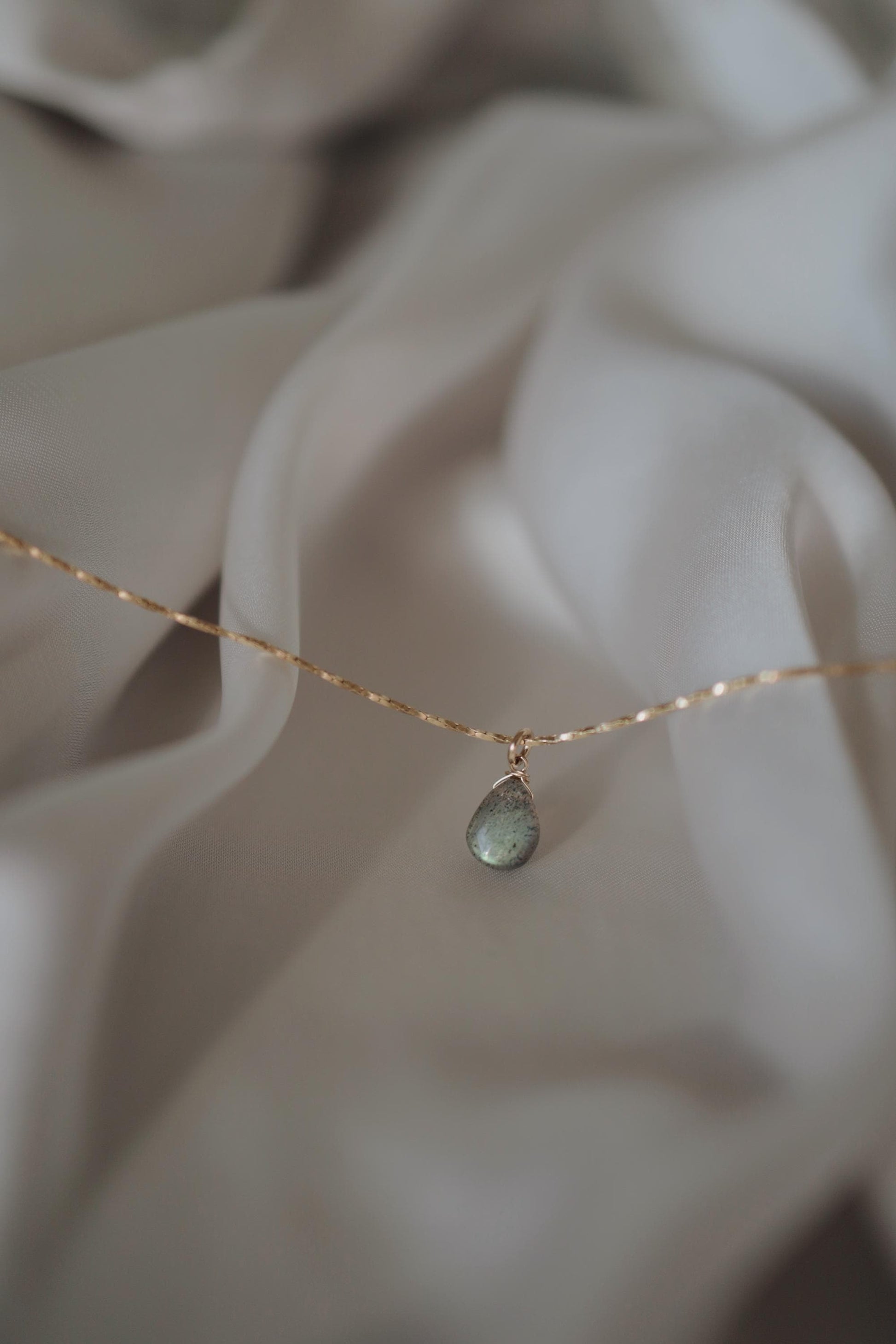 Natürlicher Labradorit Halskette 18k Gold Vermeil • LABRADORITE