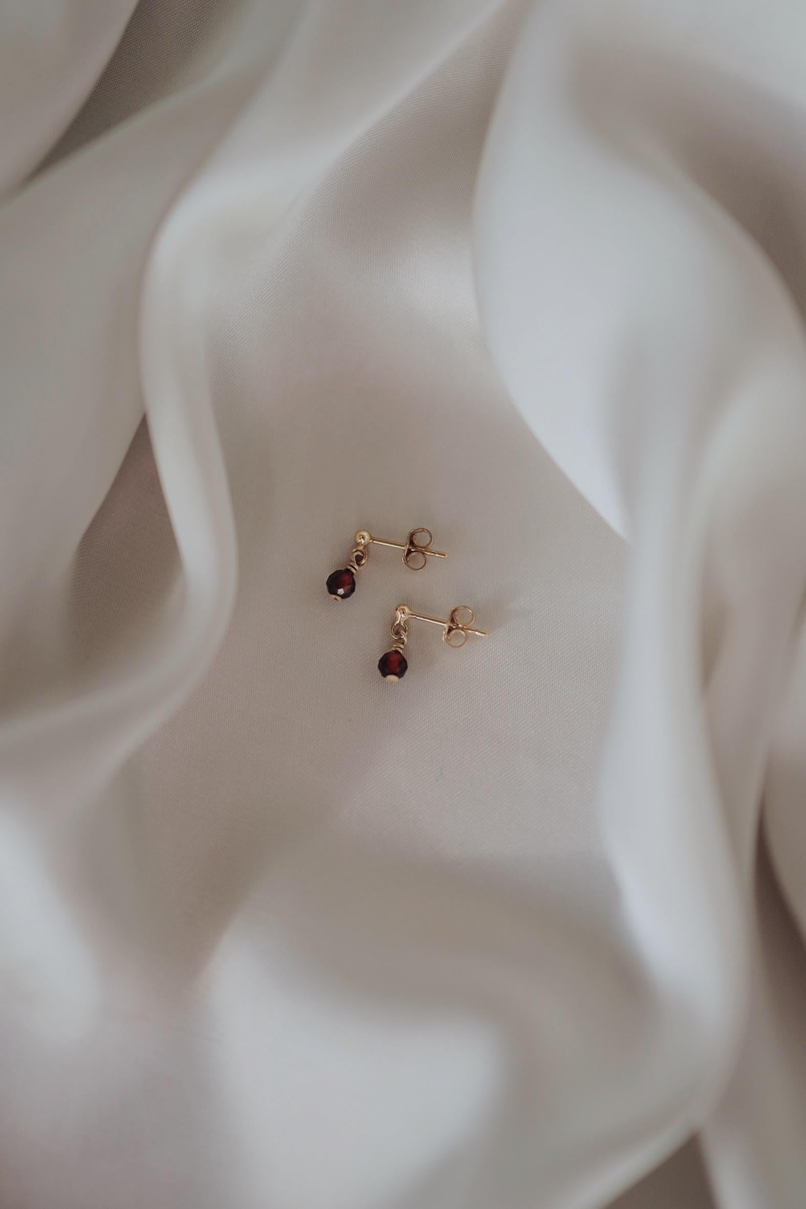 Zierliche Granat Ohrringe Gold • 14k Gold Filled • MINI GARNET