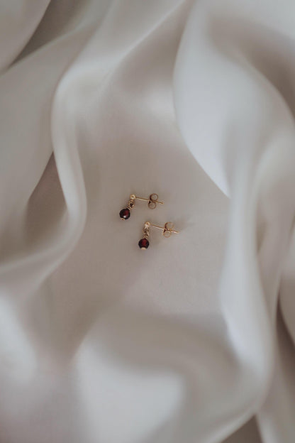 Zierliche Granat Ohrringe Gold • 14k Gold Filled • MINI GARNET