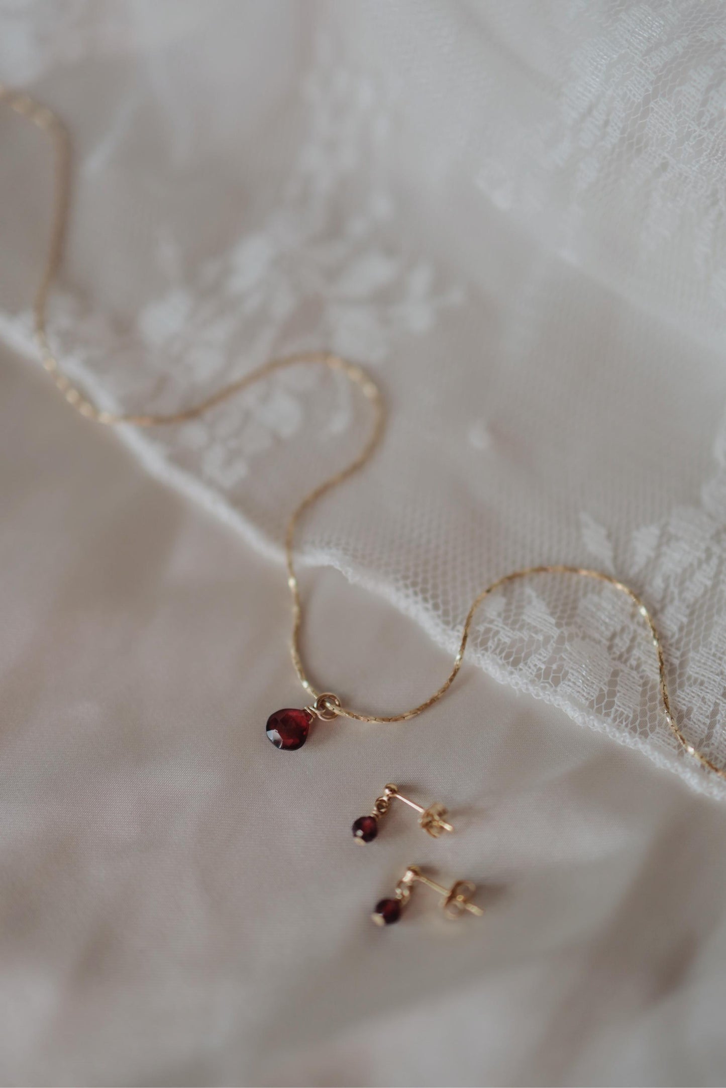 Zierliche Granat Ohrringe Gold • 14k Gold Filled • MINI GARNET