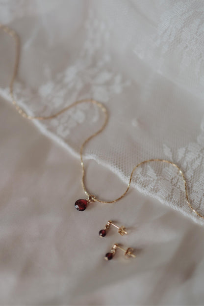 Zierliche Granat Ohrringe Gold • 14k Gold Filled • MINI GARNET