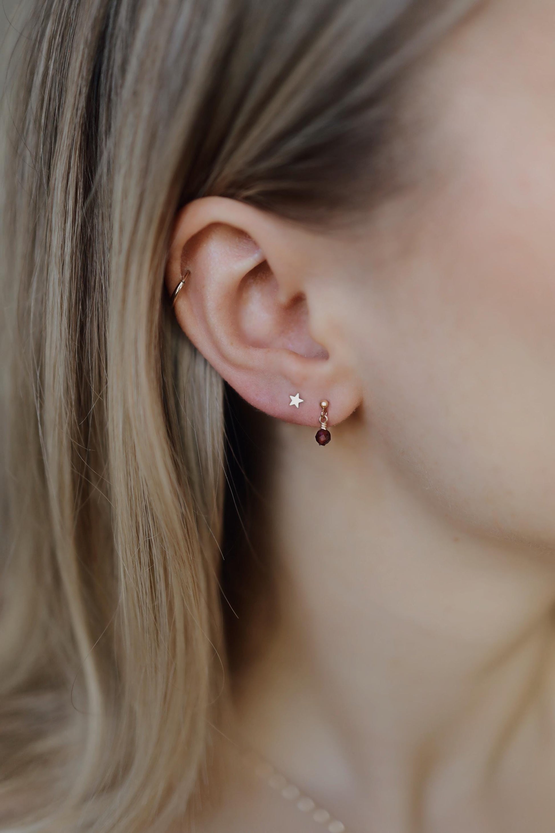 Zierliche Granat Ohrringe Gold • 14k Gold Filled • MINI GARNET