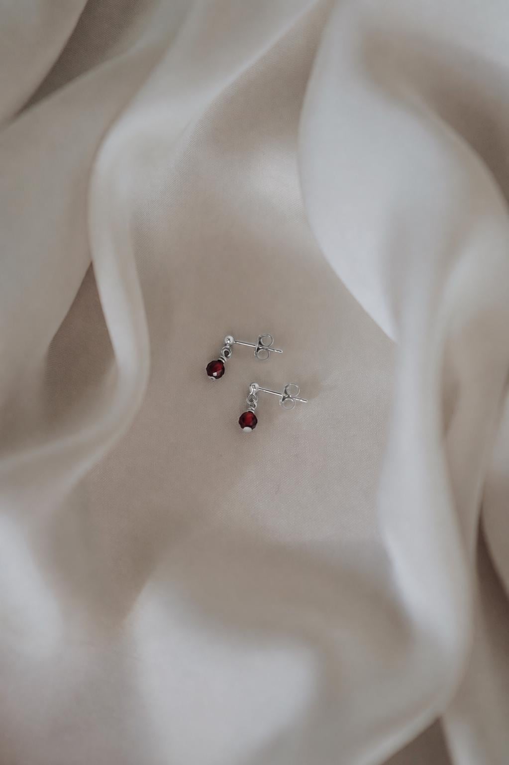 Zierliche Granat Ohrringe 925 Silber • MINI GARNET