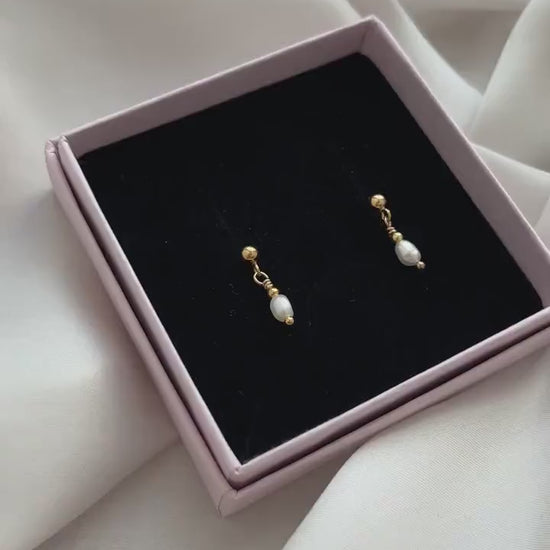 Feine Perlen Ohrringe hängend gold • dezente Ohrhänger • Perlenohrstecker • Brautschmuck