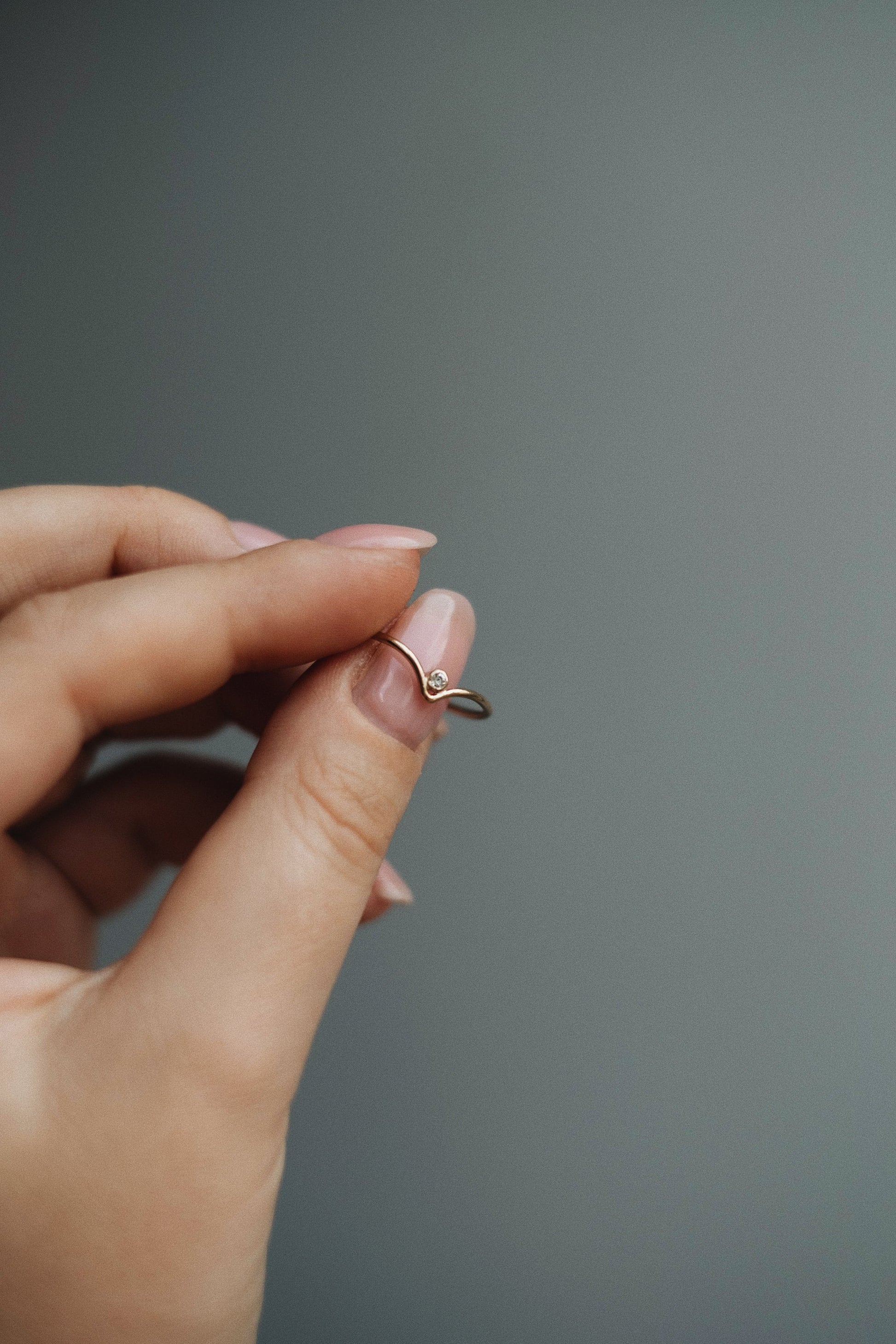 Zarter Chevron Ring Gold mit Zirkonia • 14k Gold Filled