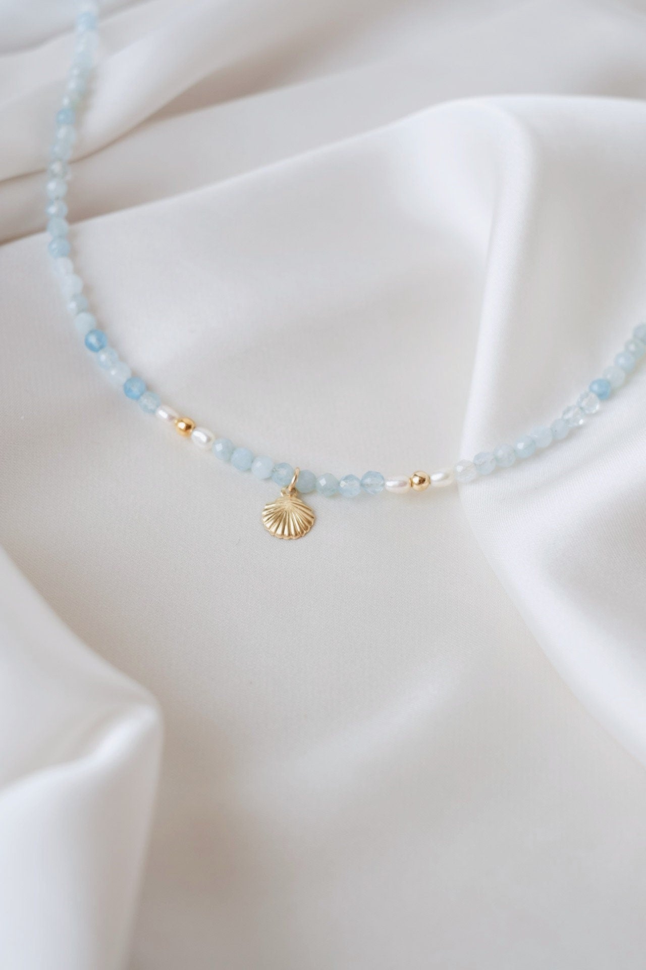 Aquamarin Halskette mit Muschel Anhänger • Choker