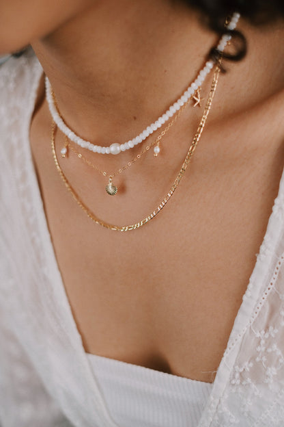 Boho Choker Kette Gold mit Muschel Anhänger und Süßwasserperlen • 14k Gold Filled