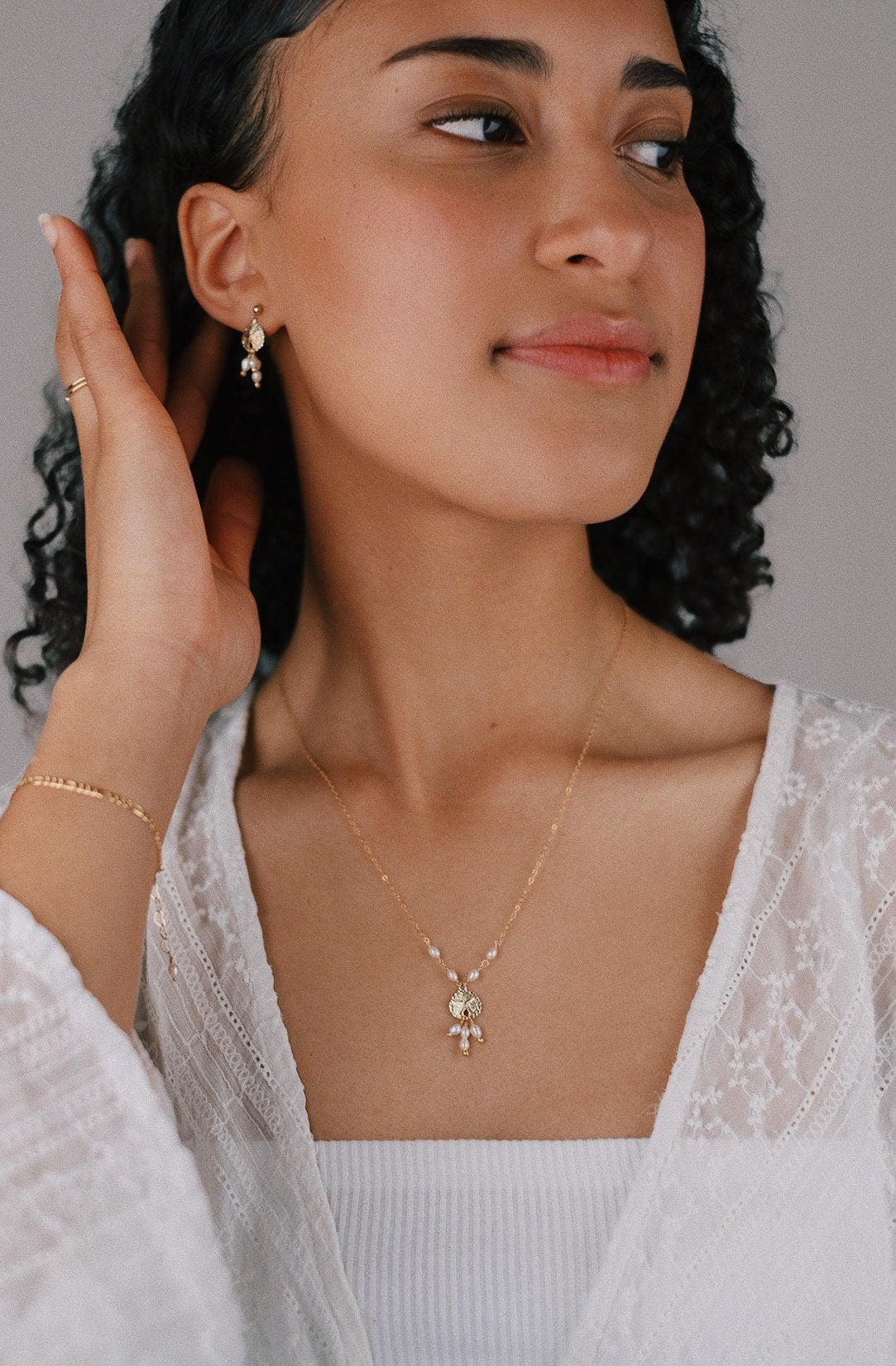 Boho Ohrringe Gold mit Muschel Anhänger • Süßwasserperlen • 14K Gold Filled